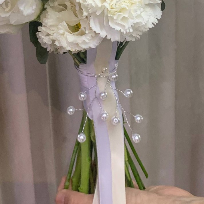 Pearls and Beads on a Bridal Bouquet: How to Choose the Decoration